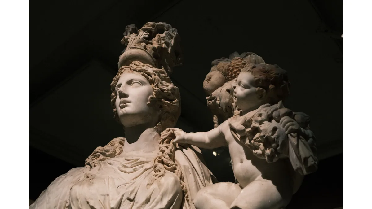 Sculpture d'une femme tenant un enfant