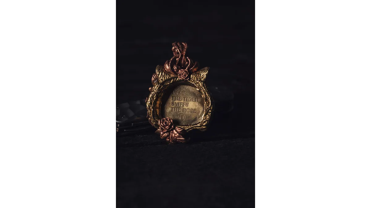 Pendentif ancien à décor travaillé sur fond sombre