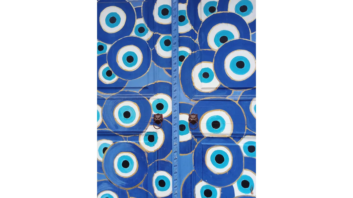 Assemblage de disques bleus portant le motif de l'œil