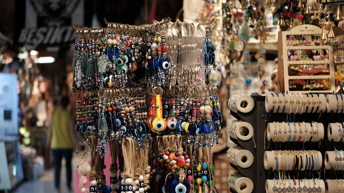 Présentoir de bijoux et d'amulettes dans une boutique