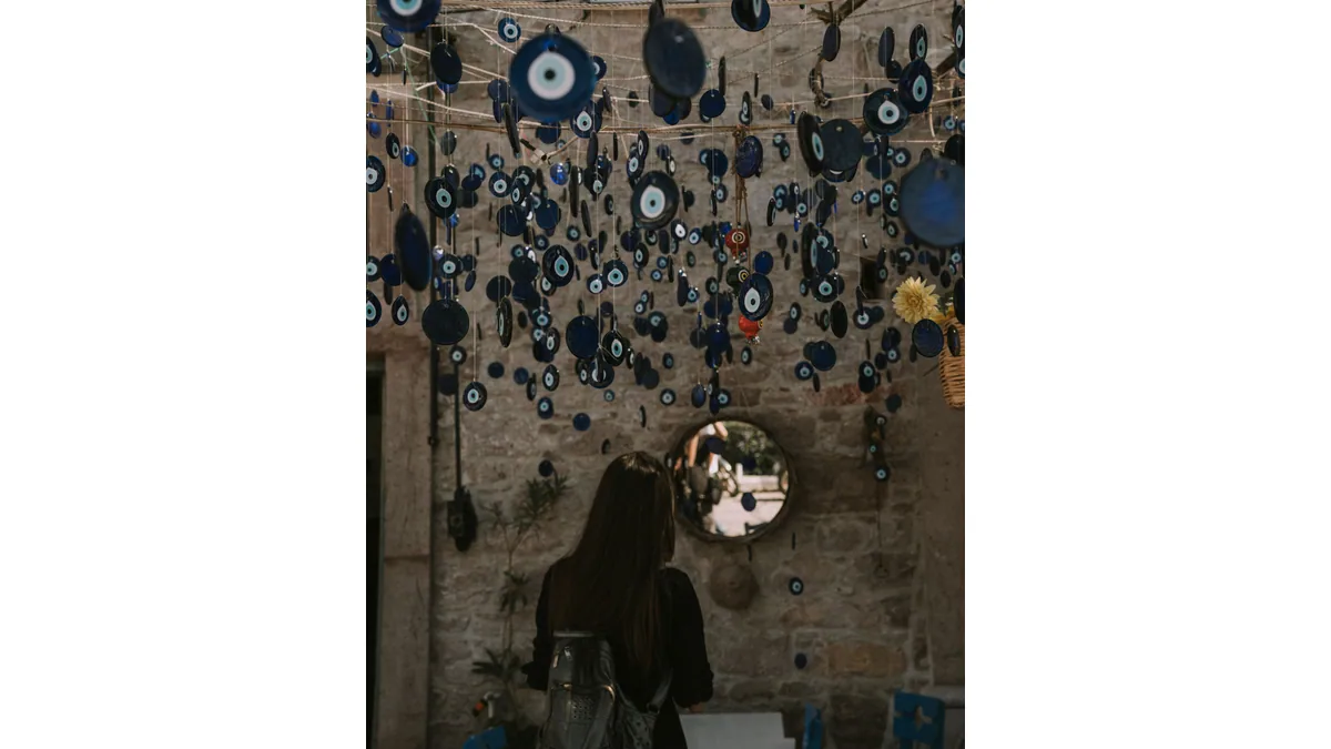 Mur couvert d'amulettes à motif d'œil bleu