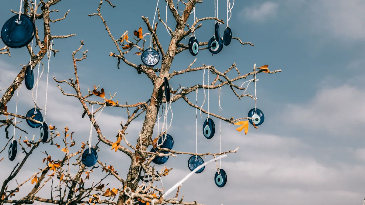 Amulettes bleues accrochées aux branches d'un arbre