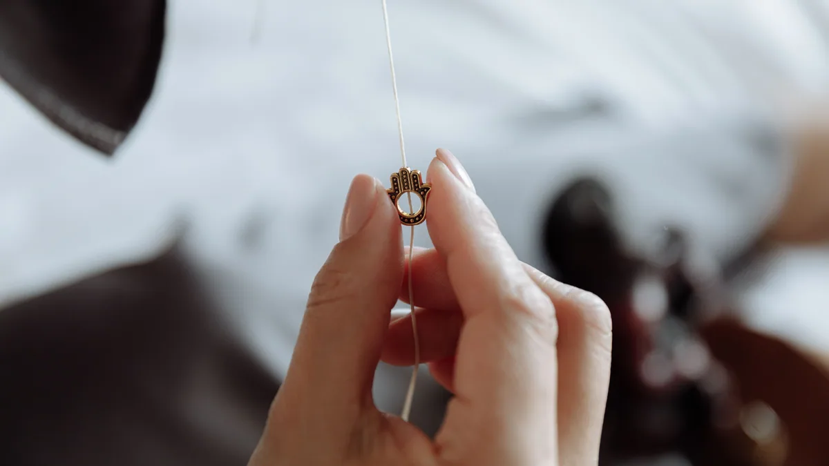 Petite bague tenue entre les doigts